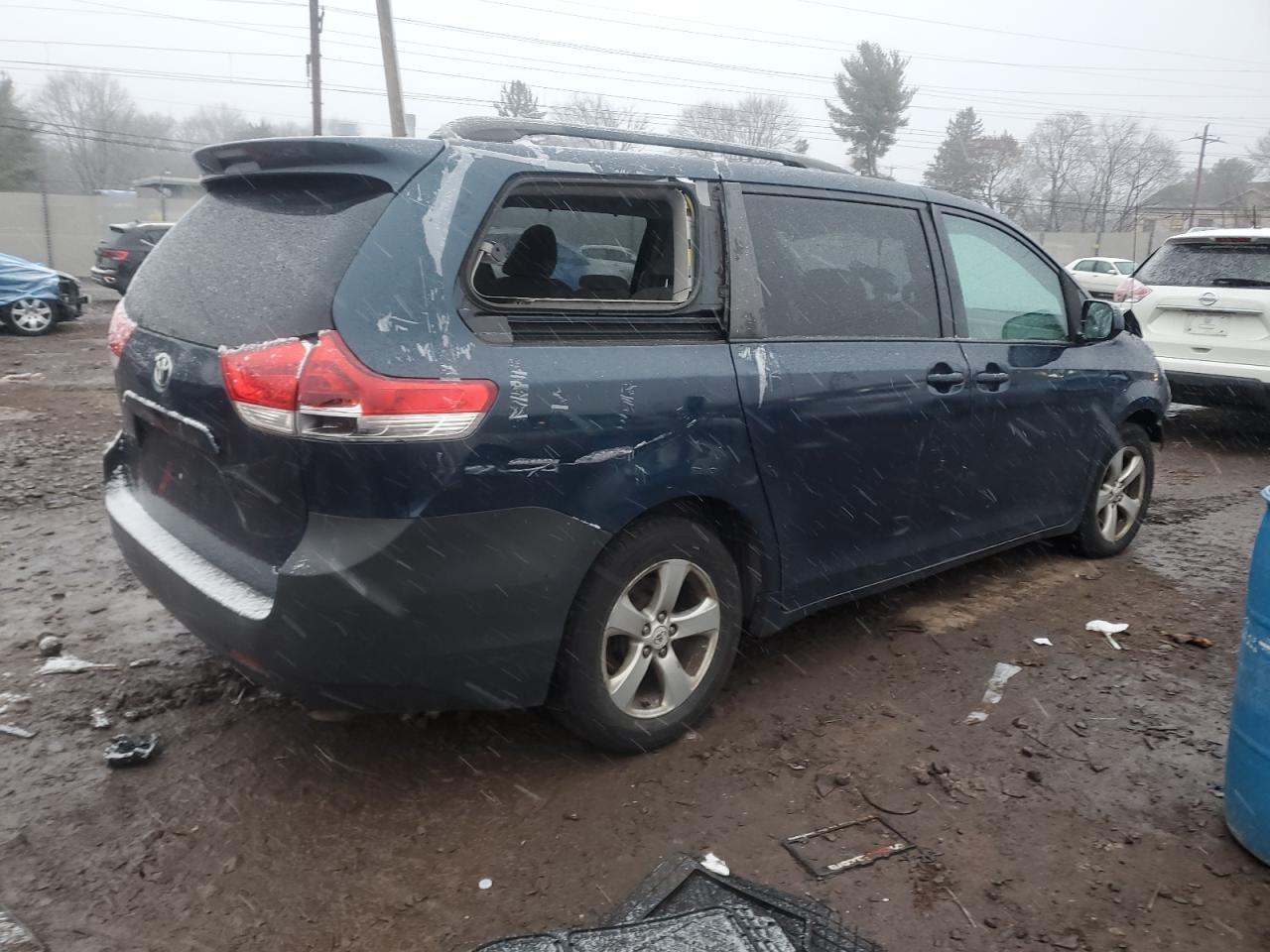 2011 TOYOTA SIENNA