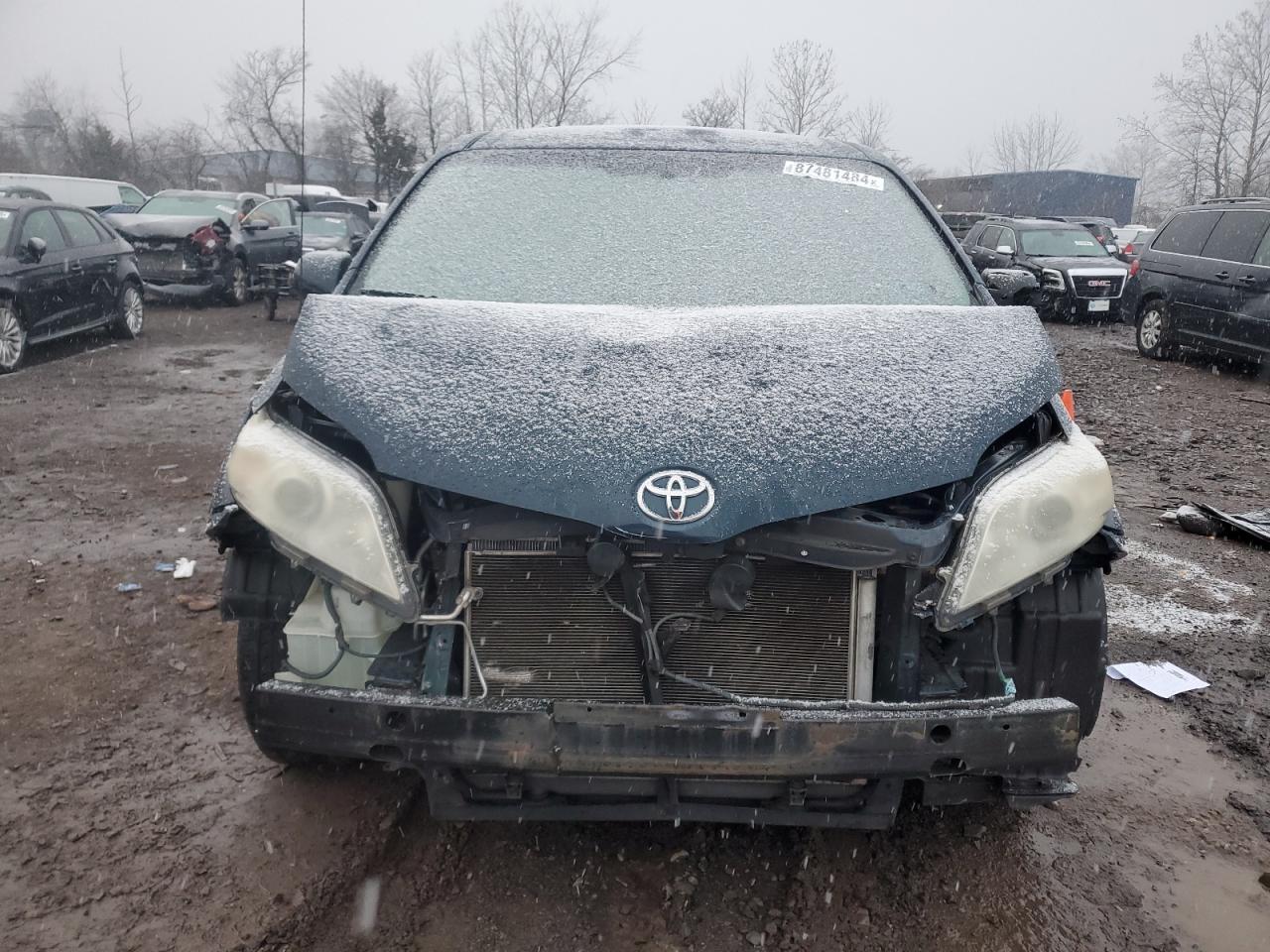 2011 TOYOTA SIENNA