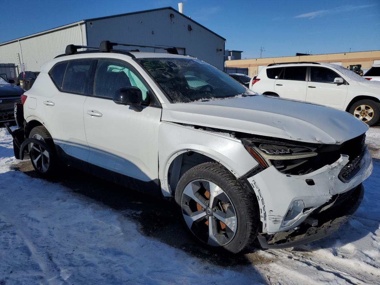 2023 VOLVO XC40