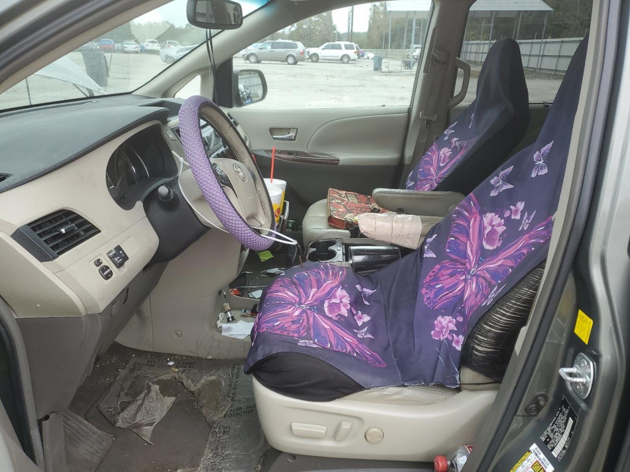 2011 TOYOTA SIENNA