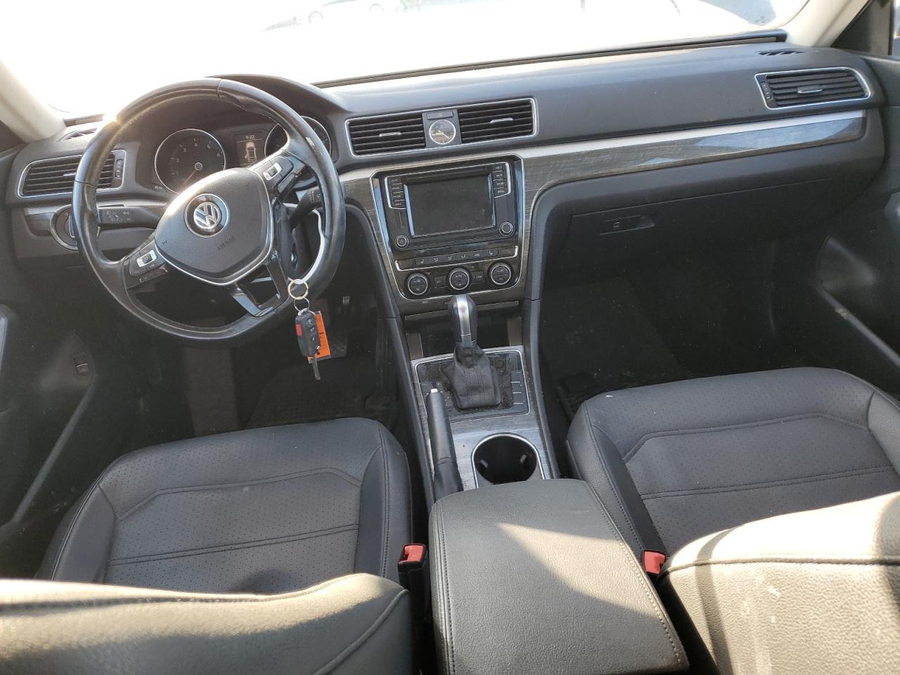 2016 VOLKSWAGEN Passat