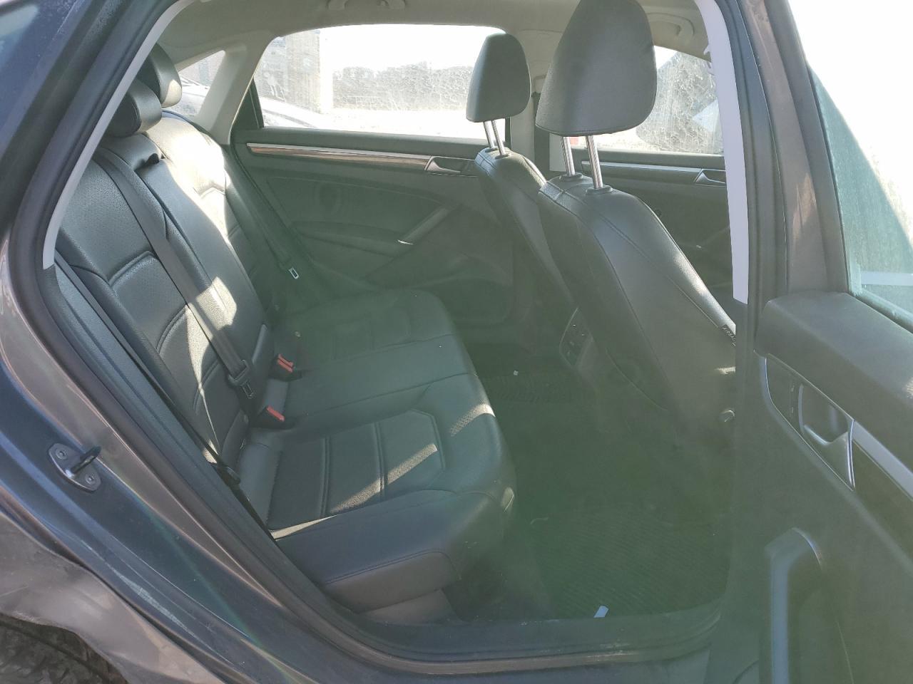 2016 VOLKSWAGEN Passat