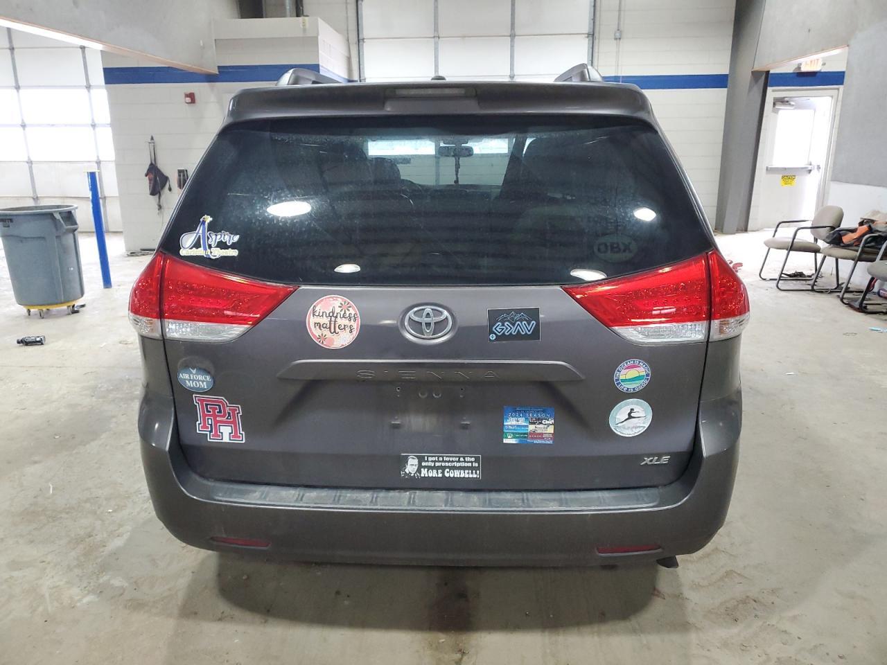 2012 TOYOTA SIENNA