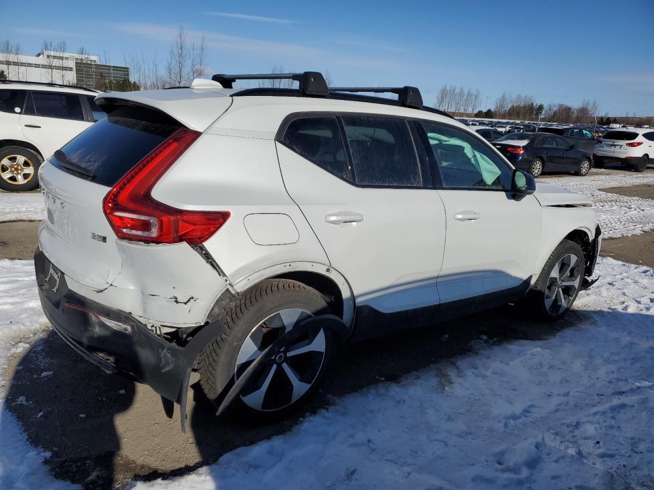 2023 VOLVO XC40