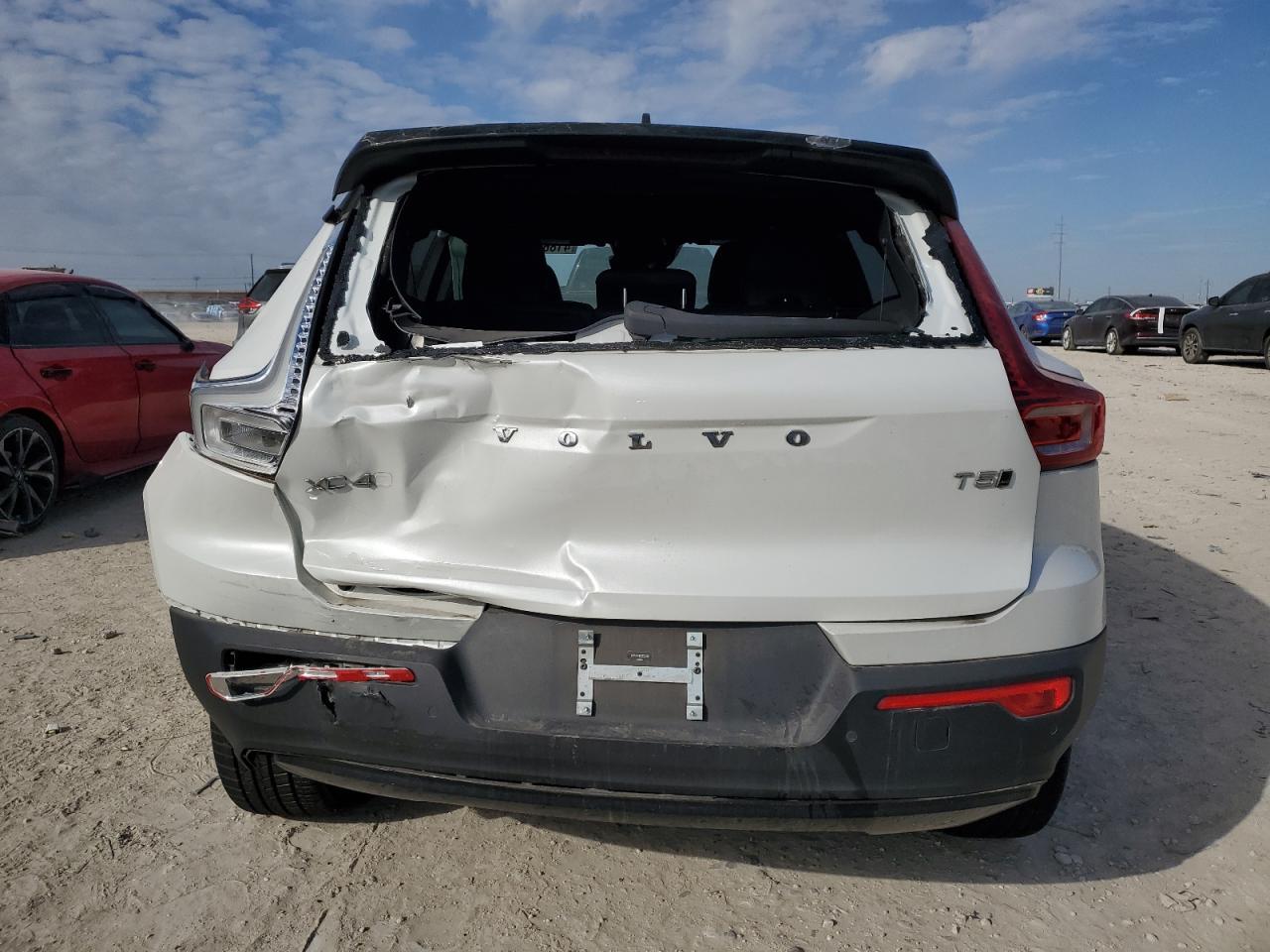 2022 VOLVO XC40