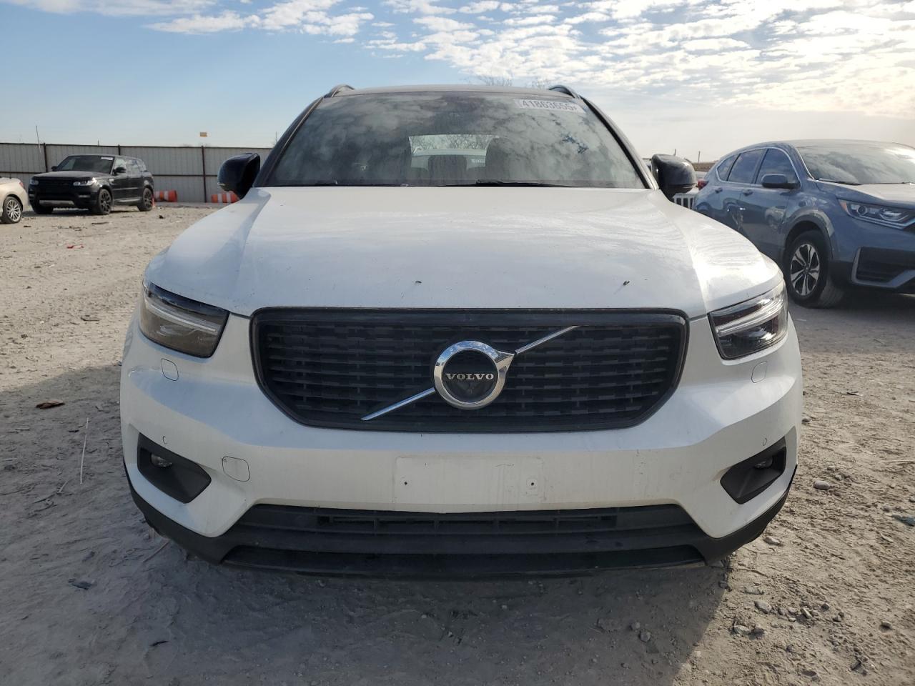 2022 VOLVO XC40