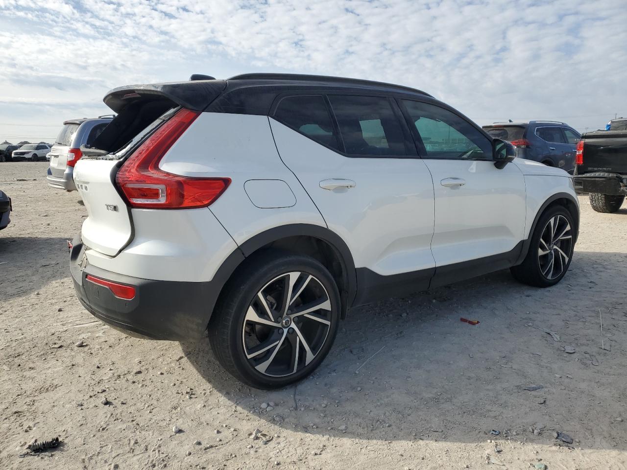 2022 VOLVO XC40