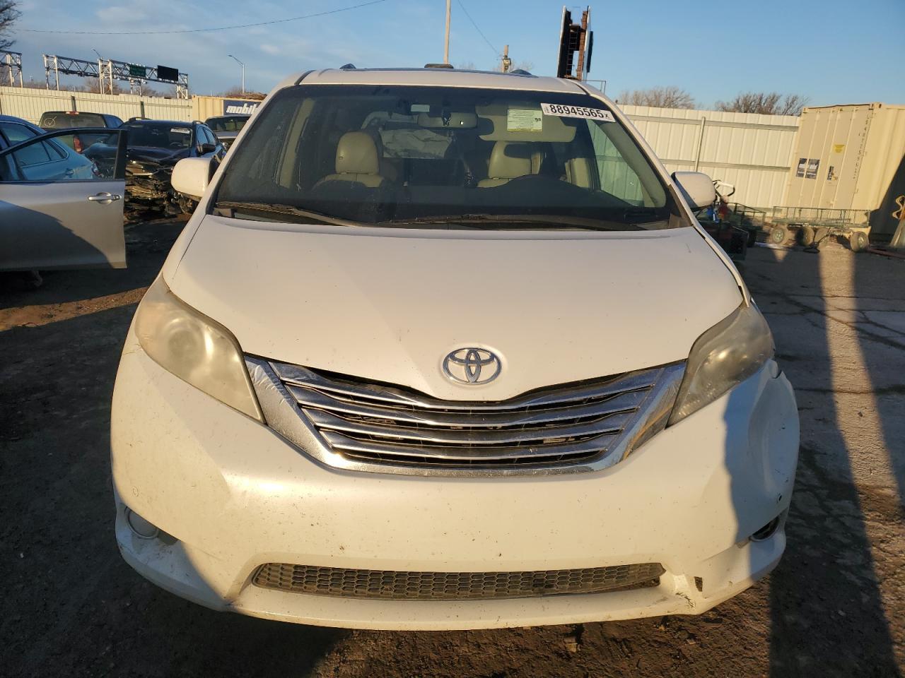 2011 TOYOTA SIENNA