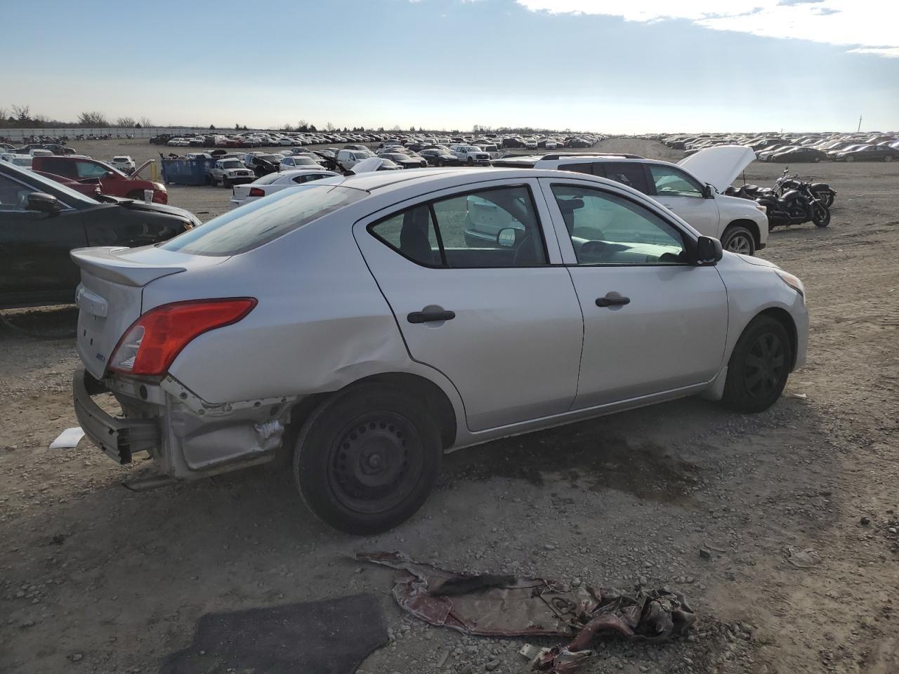 2015 NISSAN VERSA