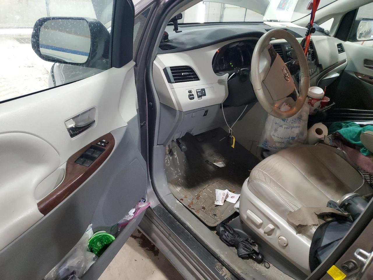 2012 TOYOTA SIENNA