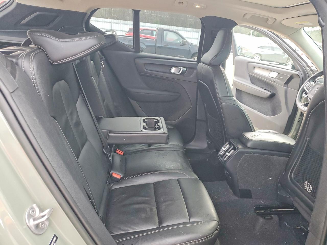 2023 VOLVO XC40