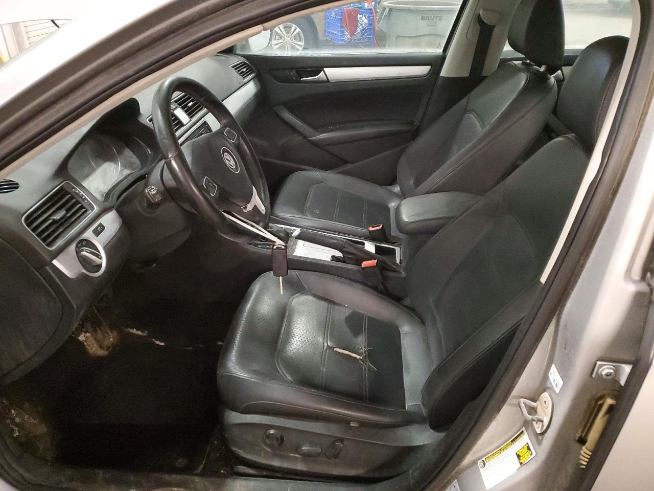 2012 VOLKSWAGEN Passat