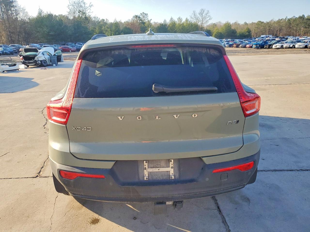 2023 VOLVO XC40