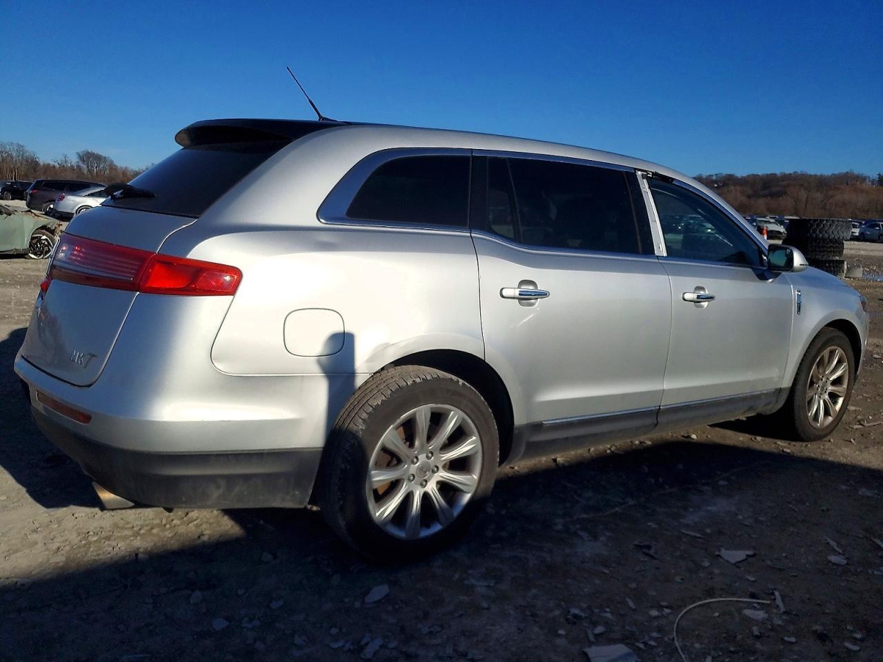 2016 LINCOLN MKT