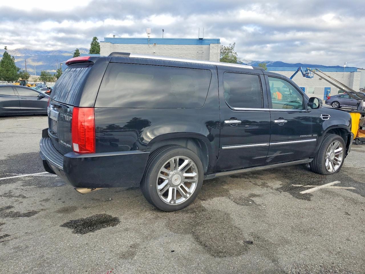 2011 CADILLAC Escalade ESV
