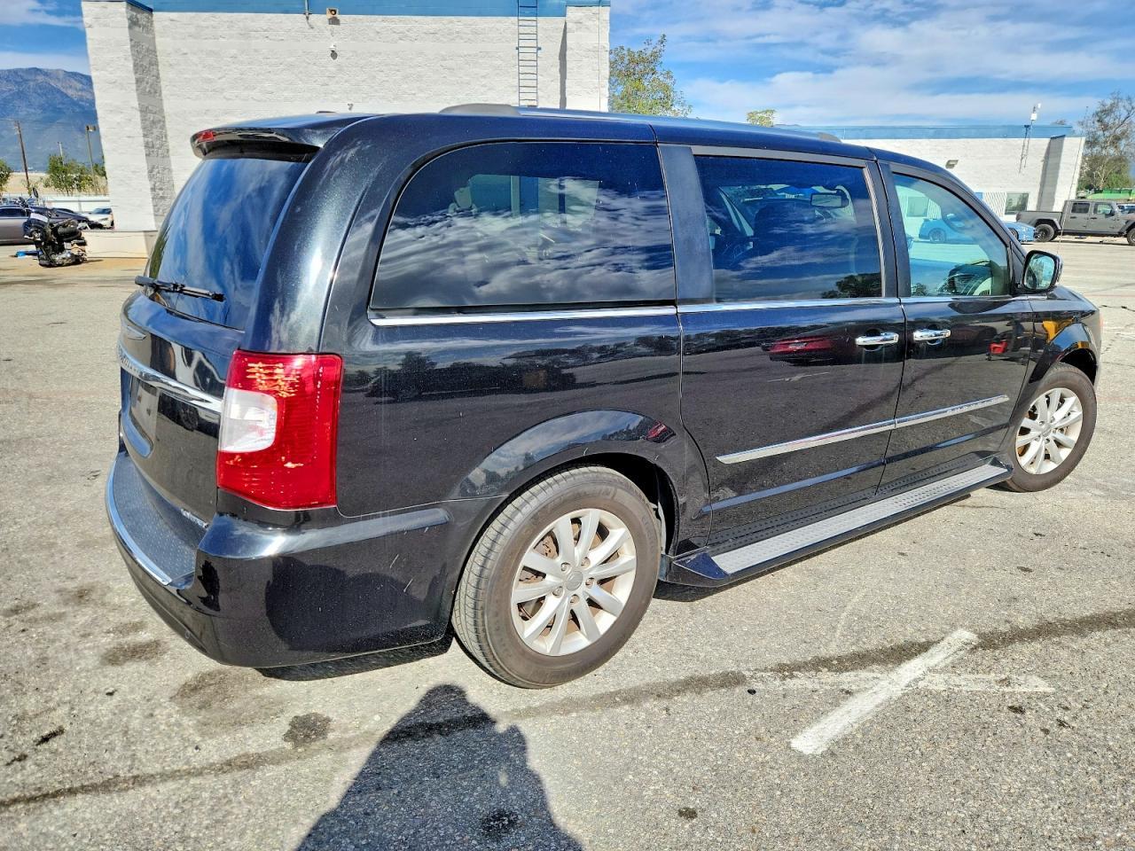 2016 CHRYSLER Town & Country