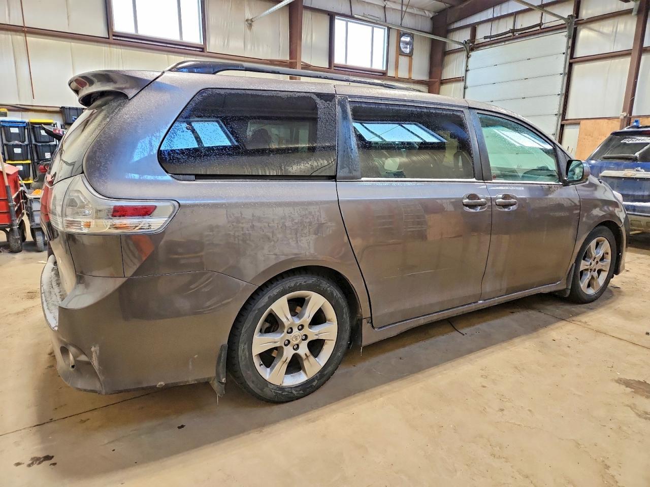 2011 TOYOTA SIENNA