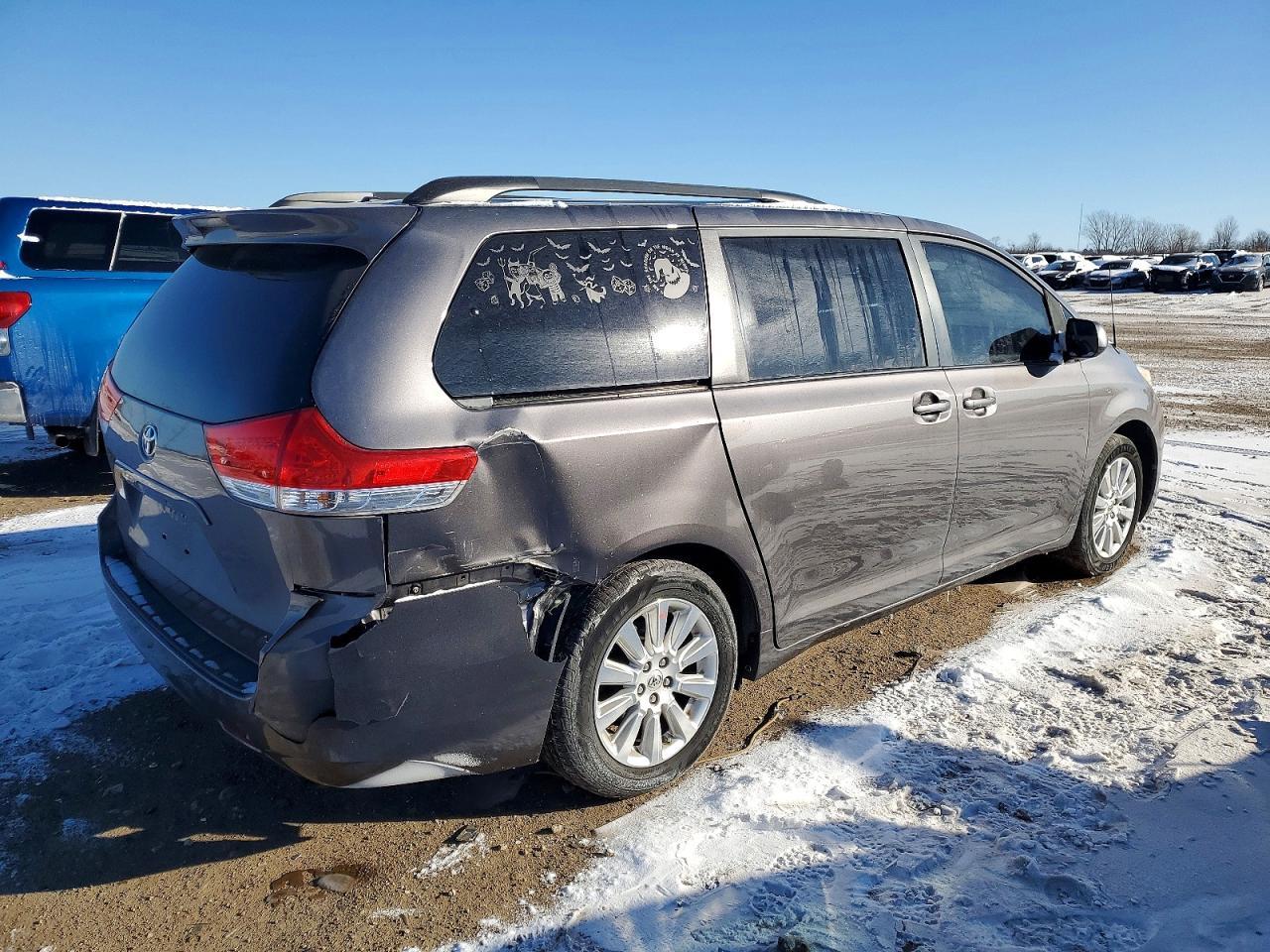 2011 TOYOTA SIENNA