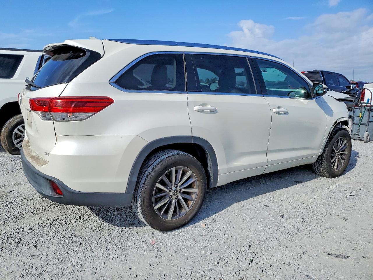 2017 TOYOTA HIGHLANDER