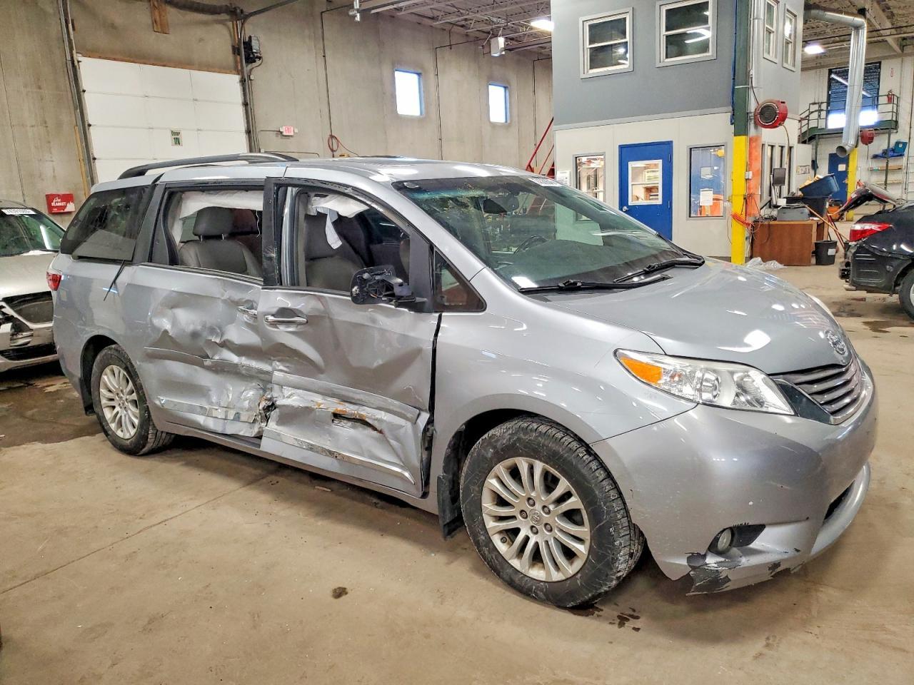 2016 TOYOTA SIENNA