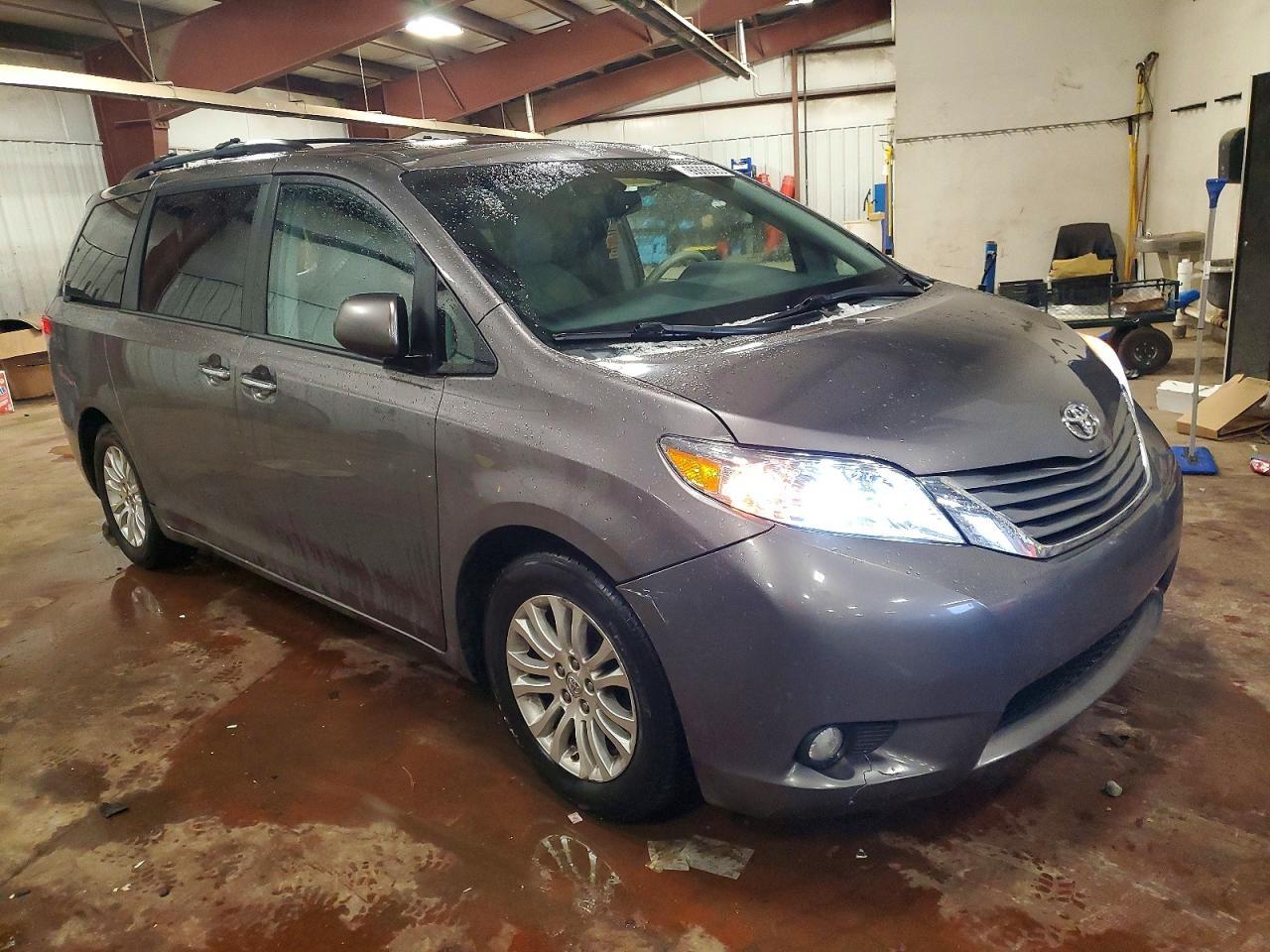 2014 TOYOTA SIENNA