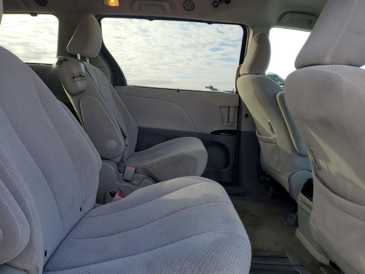 2011 TOYOTA SIENNA