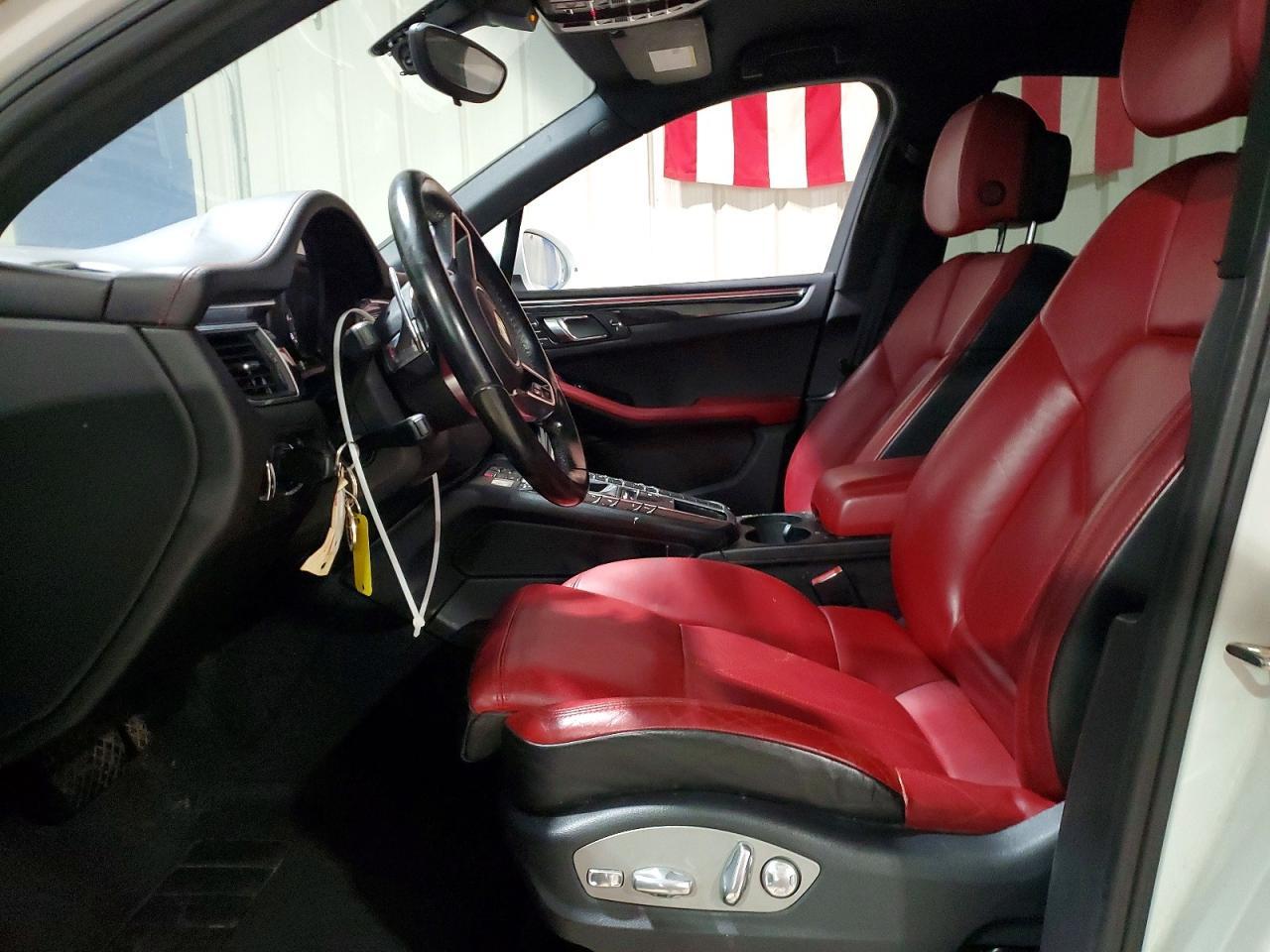 2016 PORSCHE Macan