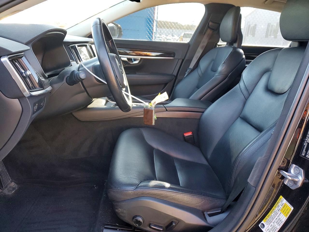 2017 VOLVO S90