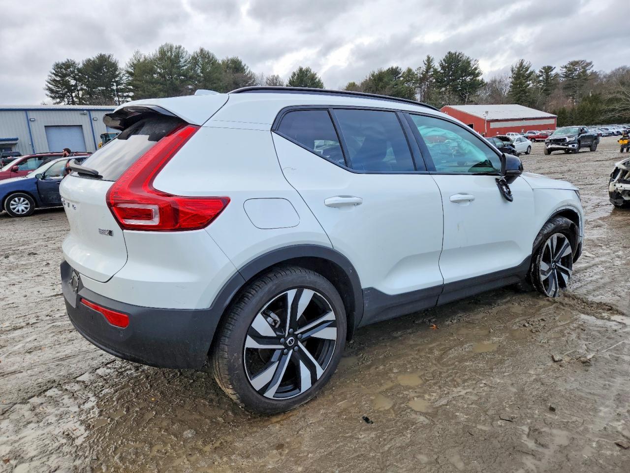 2024 VOLVO XC40