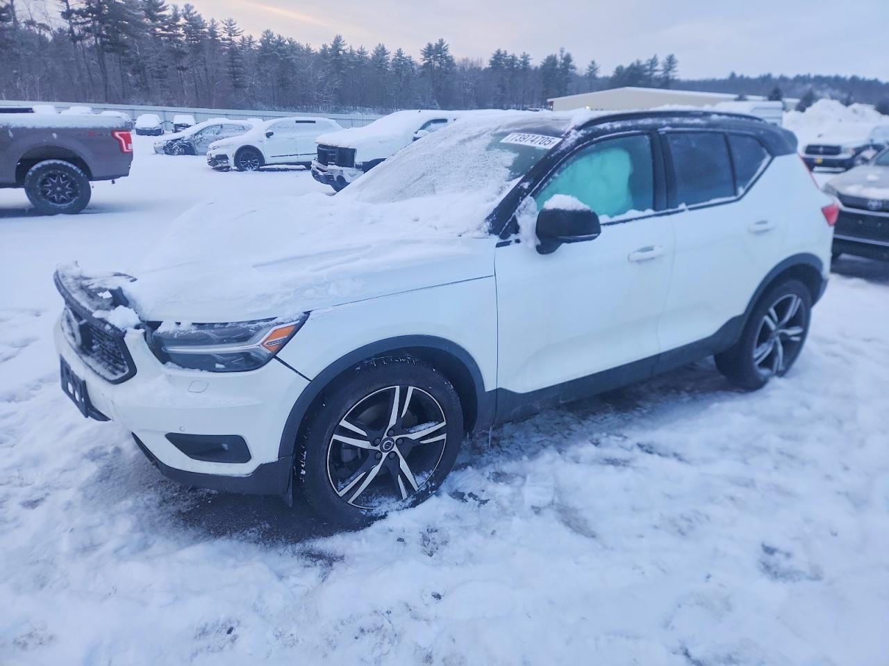 2020 VOLVO XC40