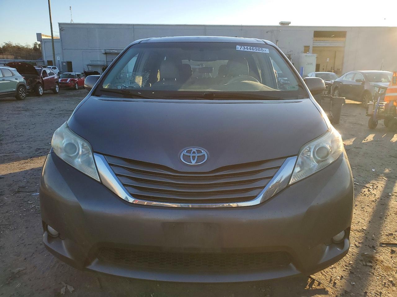 2011 TOYOTA SIENNA
