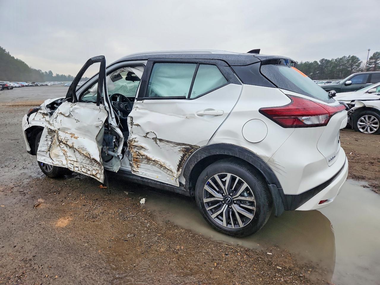 2024 NISSAN KICKS