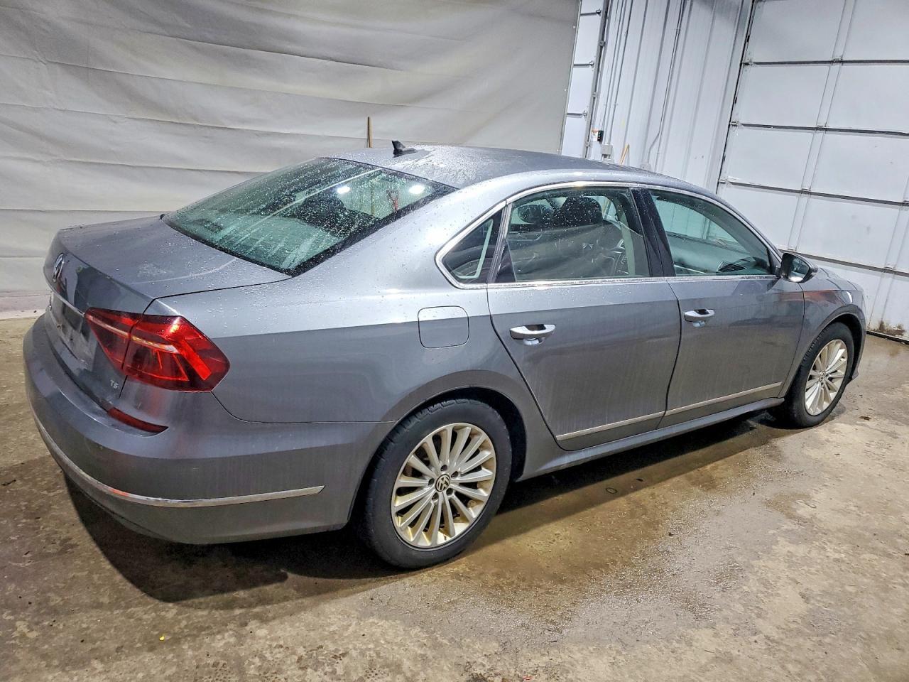 2017 VOLKSWAGEN Passat