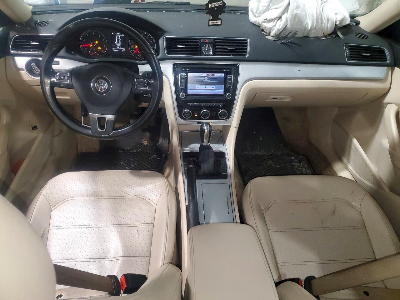 2012 VOLKSWAGEN Passat