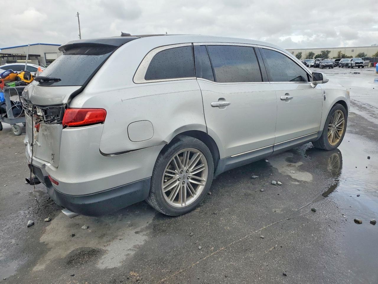 2013 LINCOLN MKT