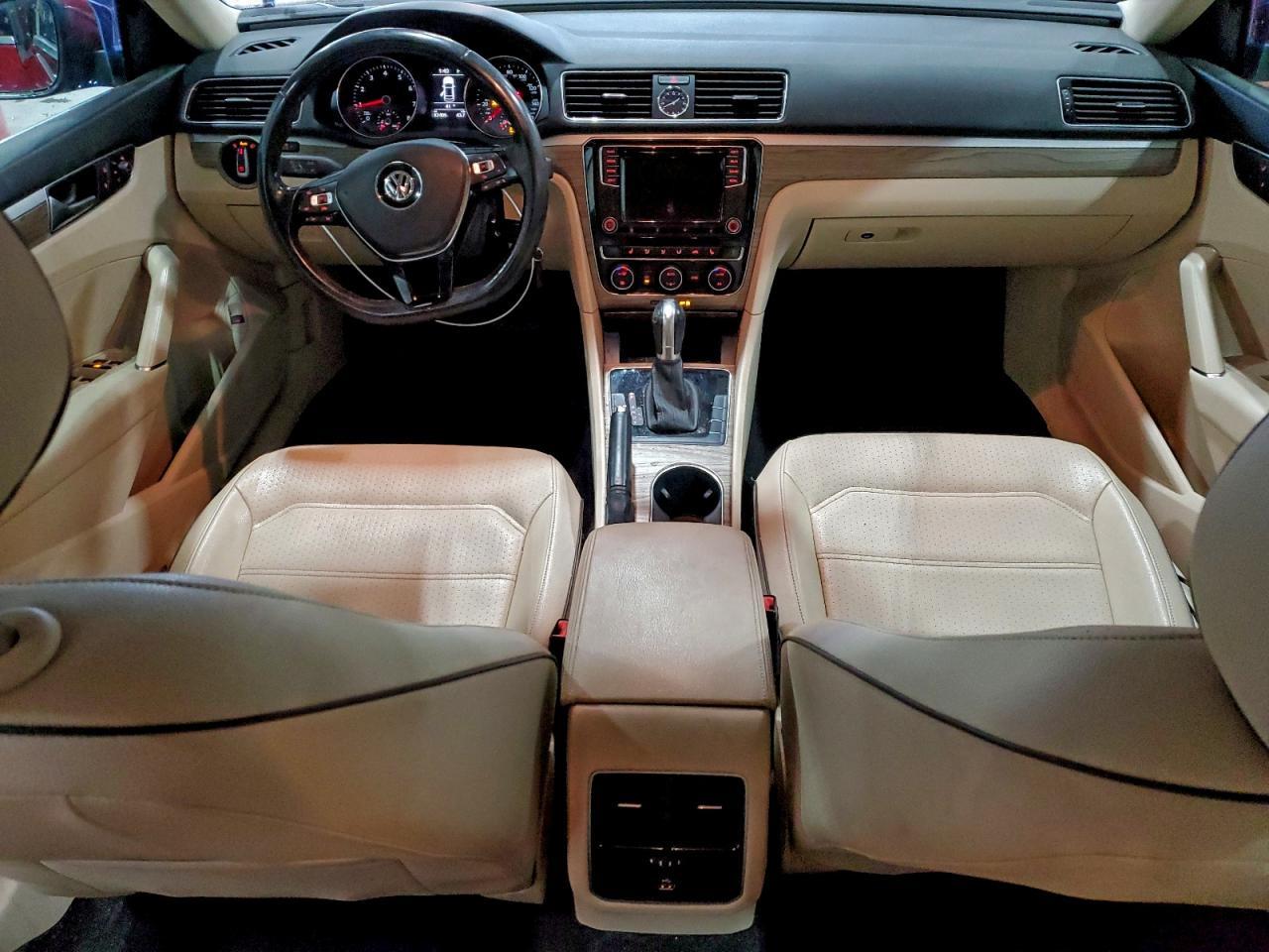 2016 VOLKSWAGEN Passat