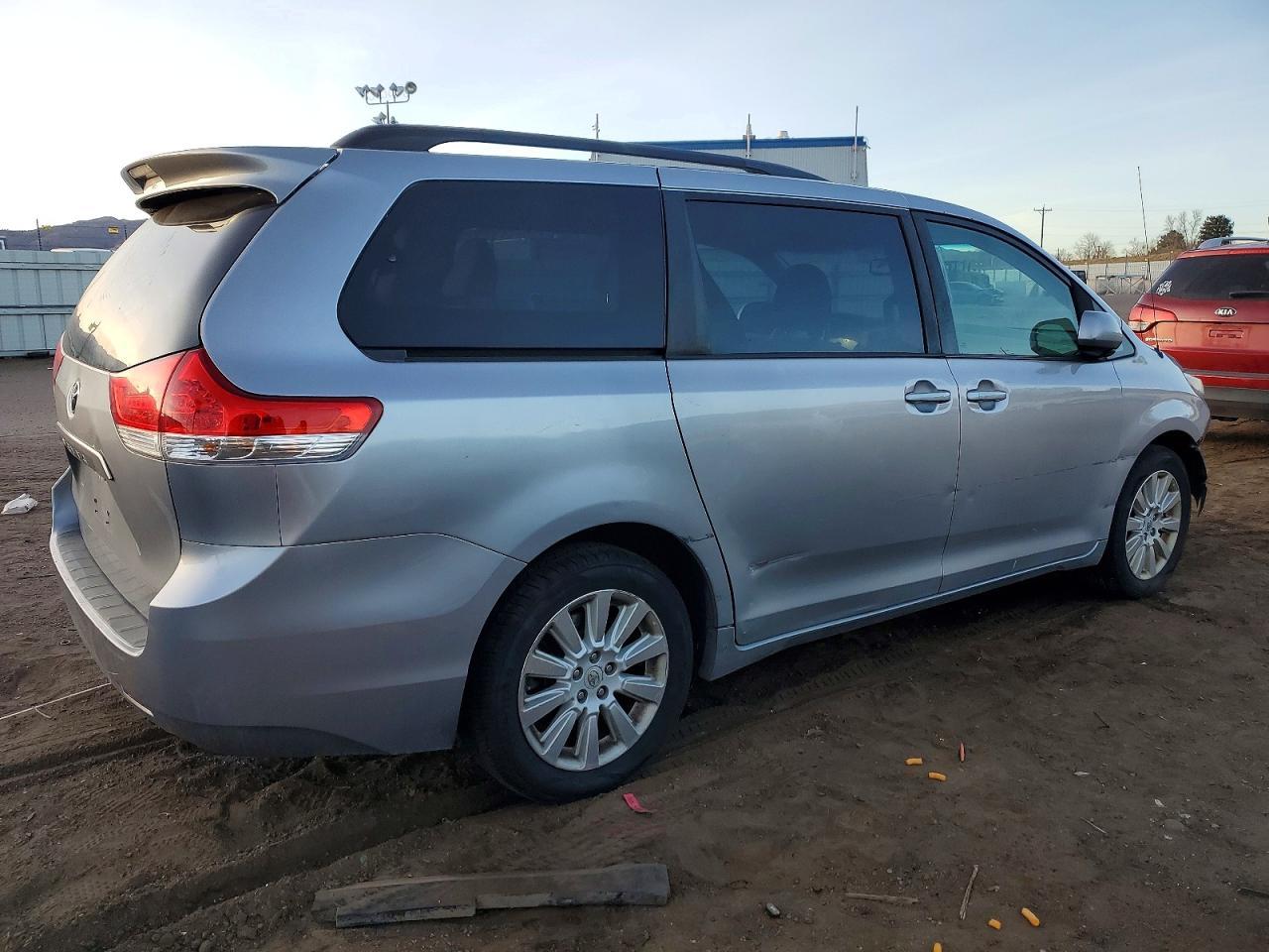 2012 TOYOTA SIENNA