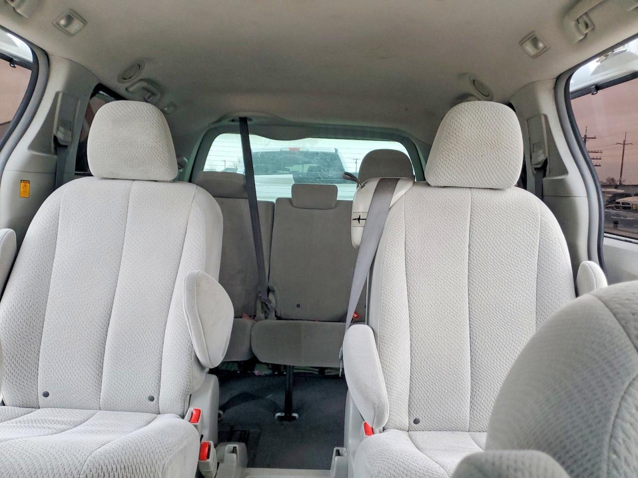 2011 TOYOTA SIENNA