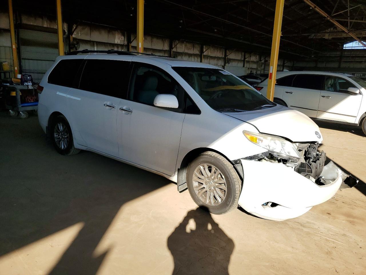 2011 TOYOTA SIENNA