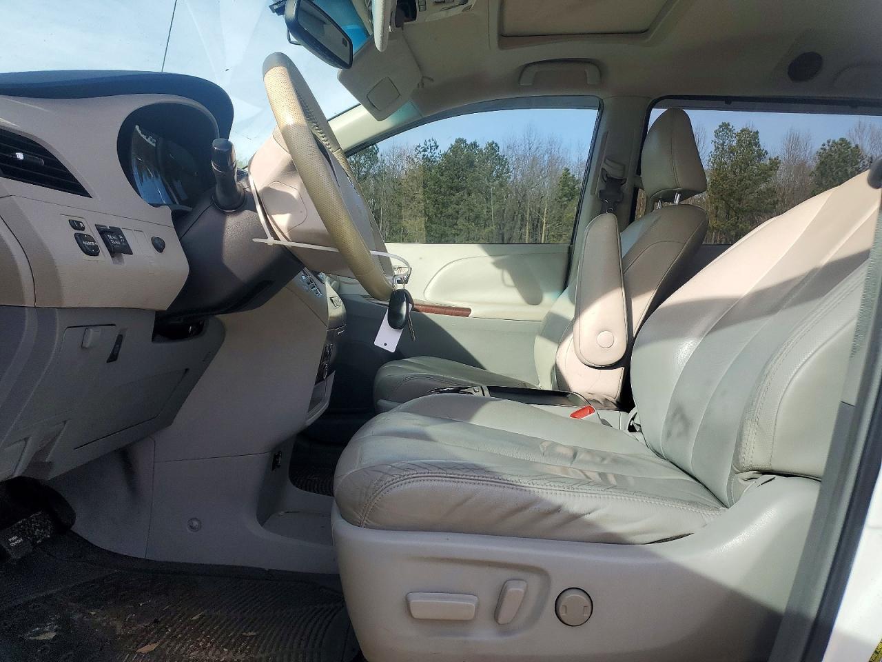 2011 TOYOTA SIENNA