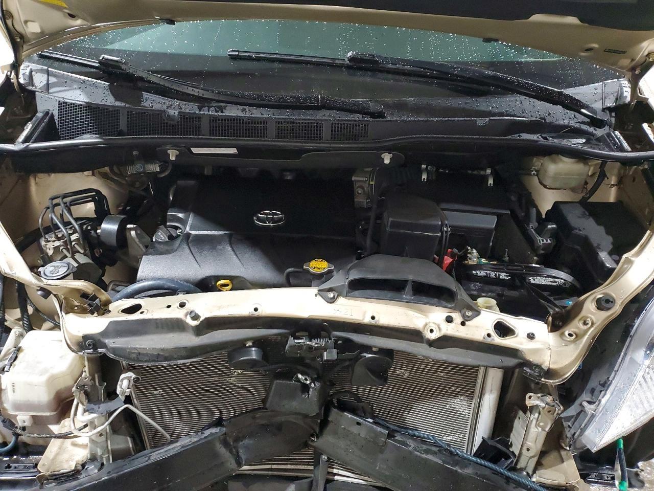 2011 TOYOTA SIENNA