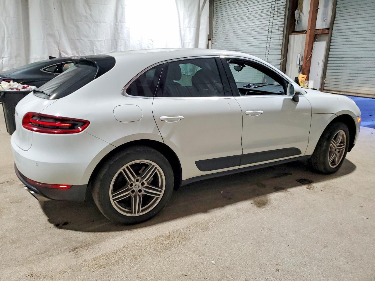 2016 PORSCHE Macan