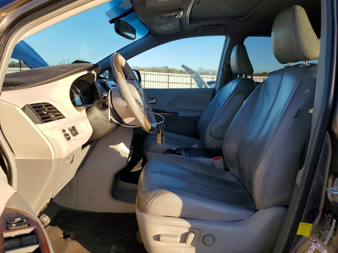 2011 TOYOTA SIENNA