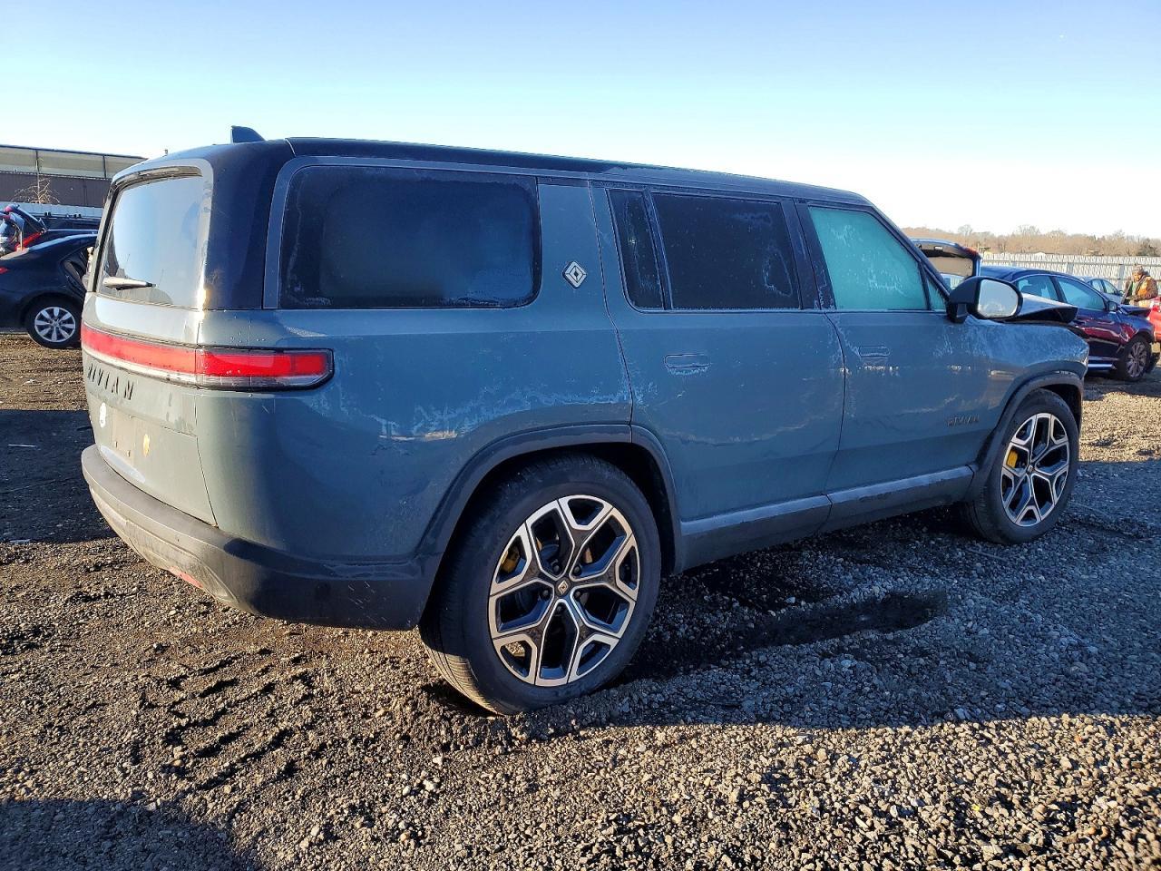 2025 RIVIAN R1s