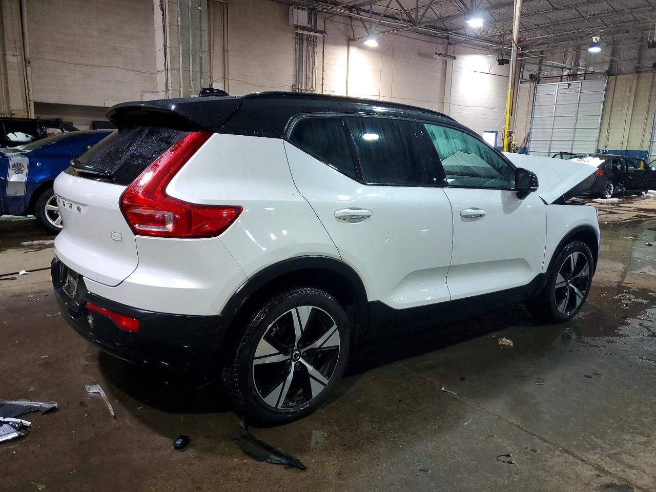 2022 VOLVO XC40