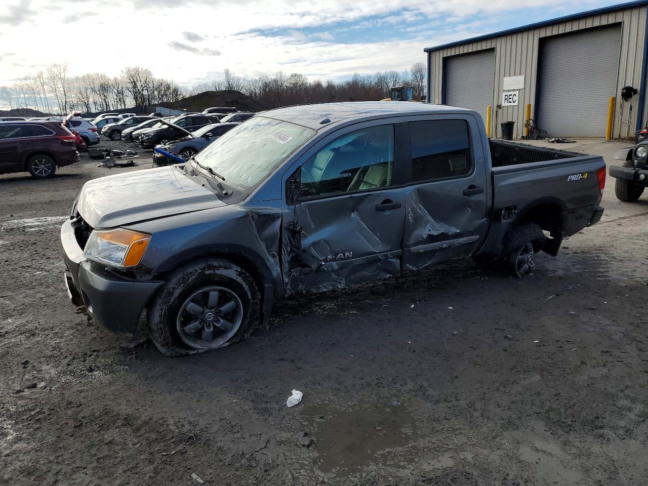 2014 NISSAN Titan