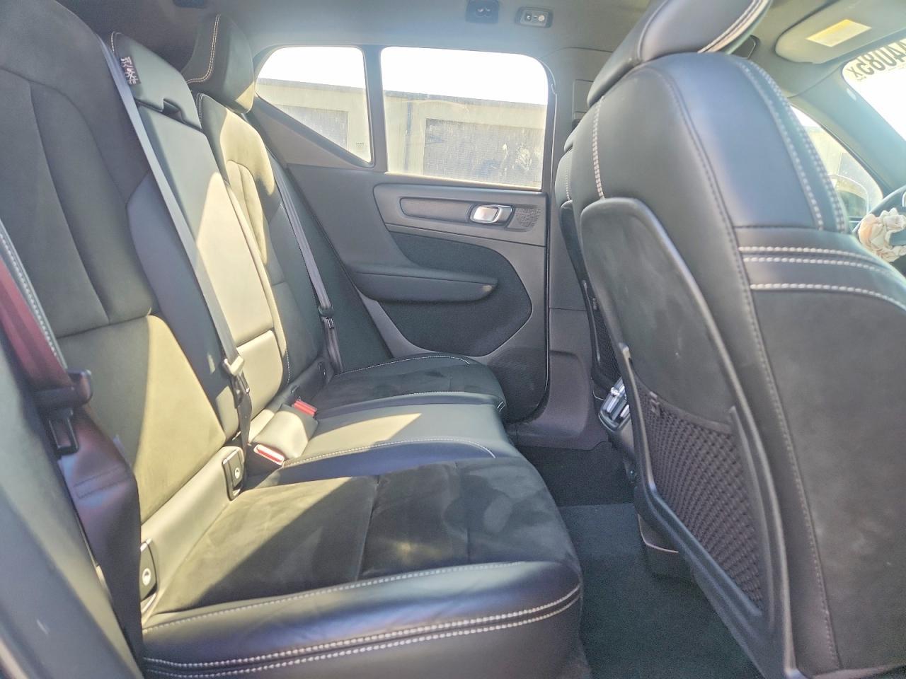 2021 VOLVO XC40