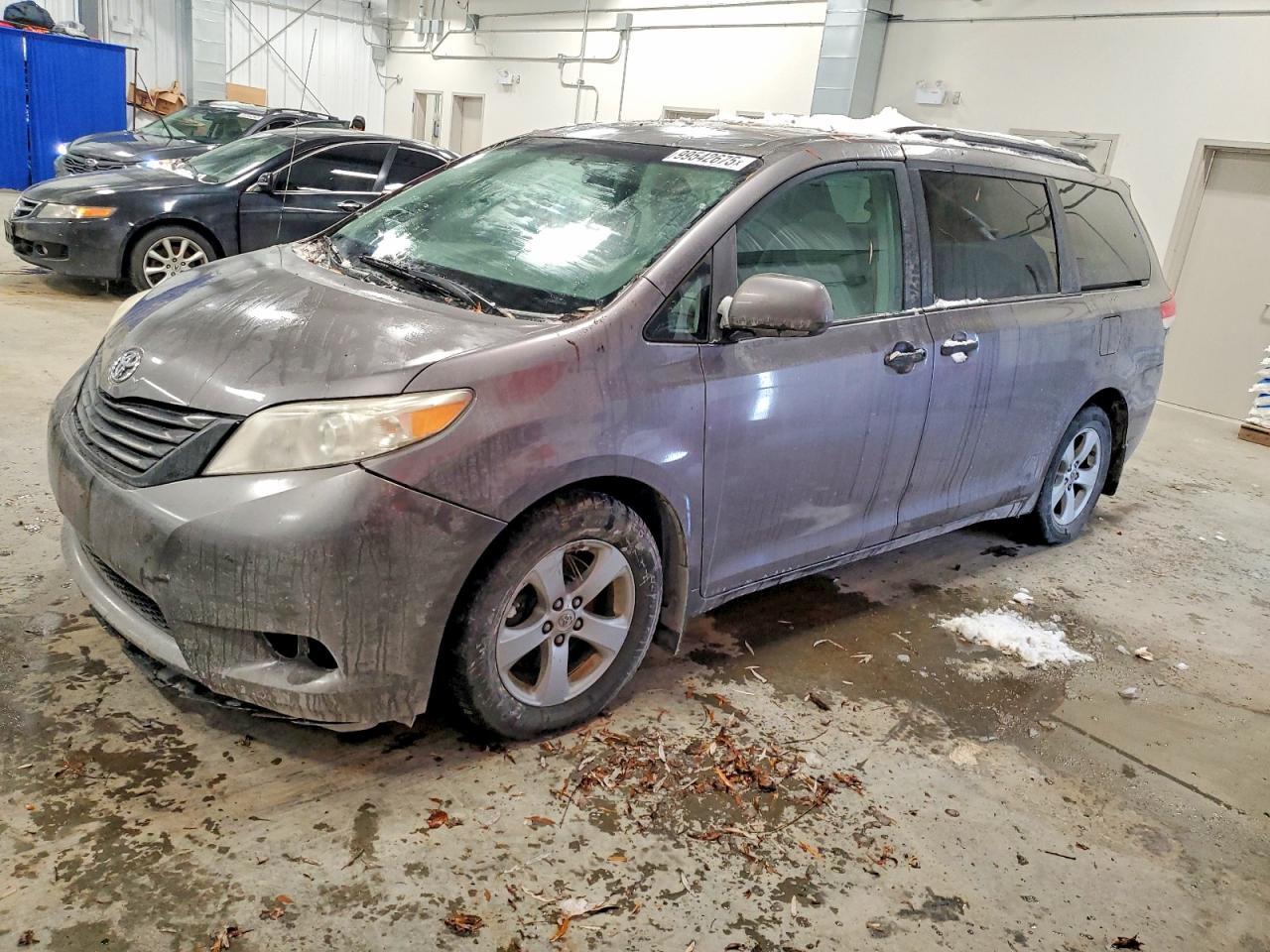 2011 TOYOTA SIENNA