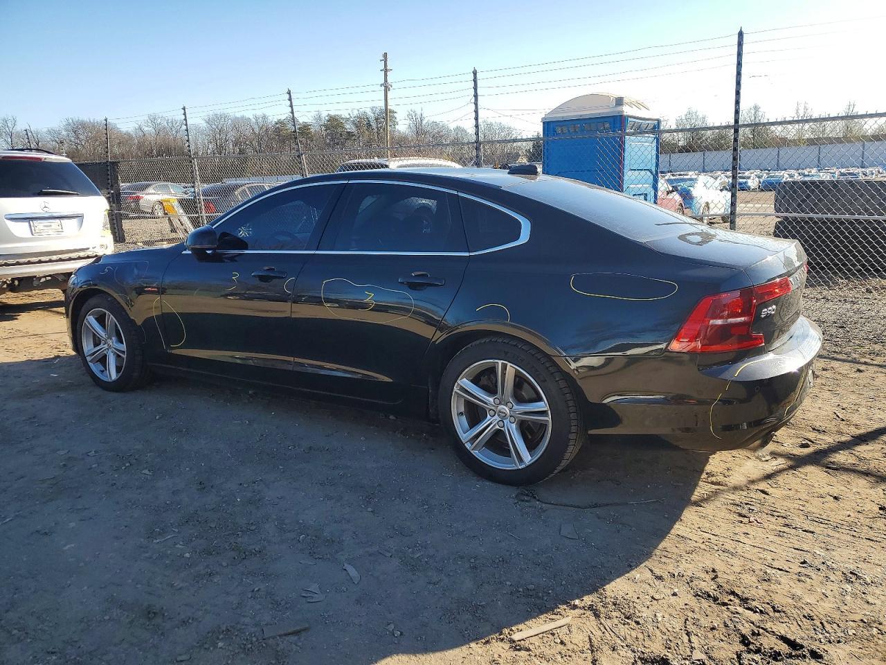 2017 VOLVO S90