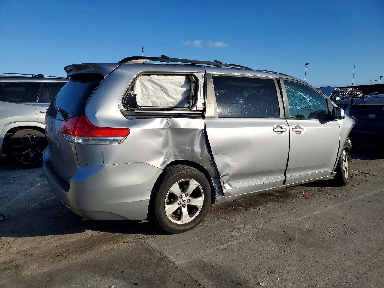 2013 TOYOTA SIENNA
